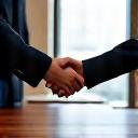 Zwei Geschäftspartner reichen sich die Hand
